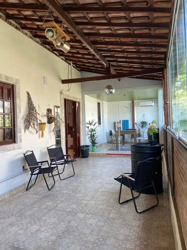 Espaço completo do Estúdio Entre preparado para eventos com até 50 pessoas