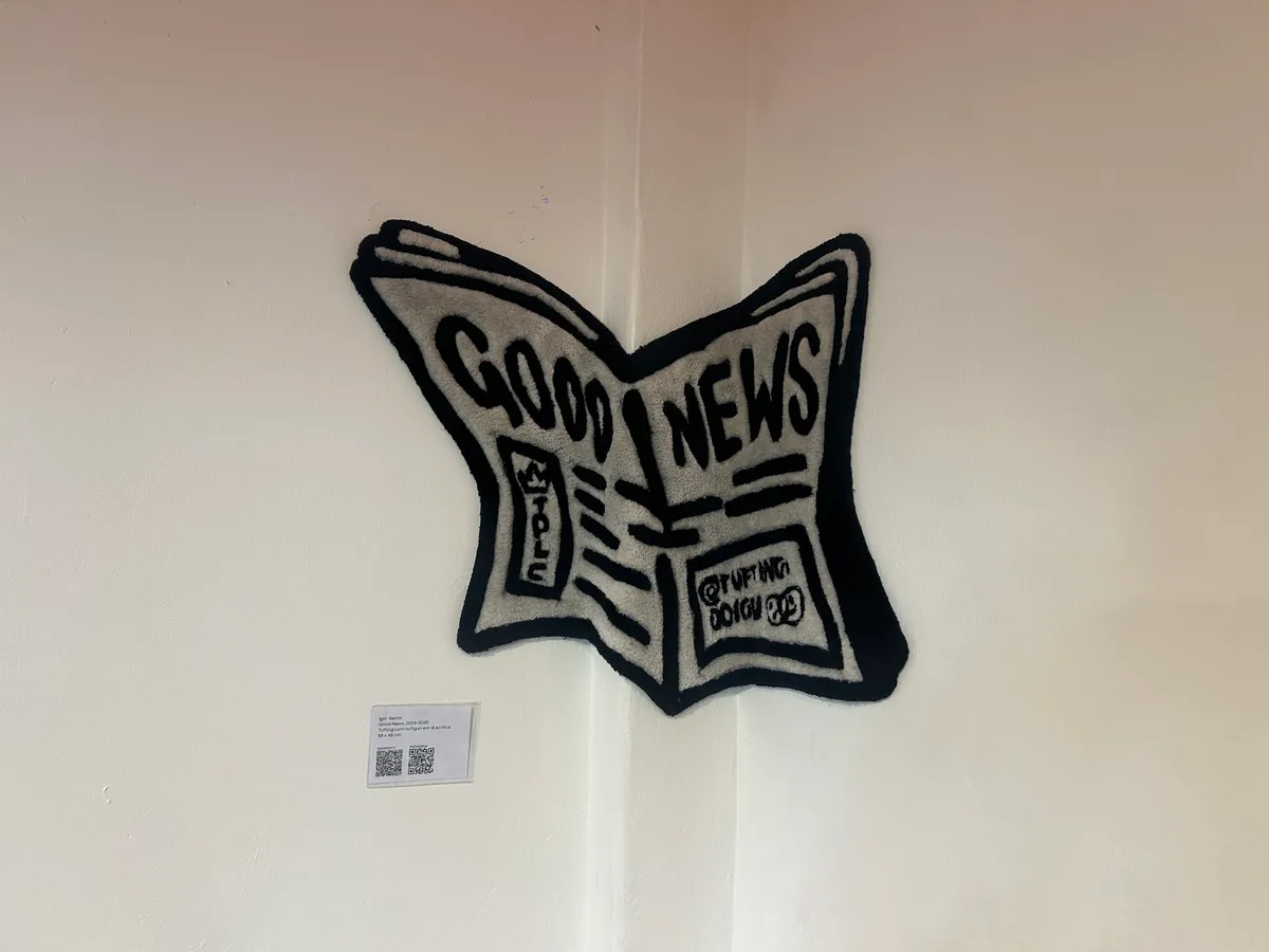 Exposição de arte no Estúdio Entre, ambiente de galeria com obras em cartaz