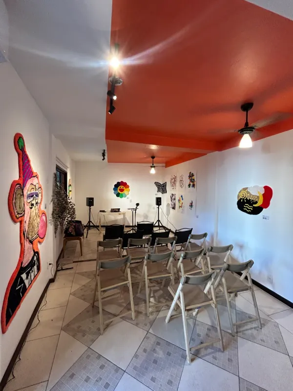 Sala expositiva multidisciplinar do Estúdio Entre, ambiente acolhedor para oficinas e encontros