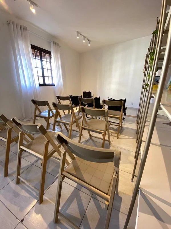 Sala multidisciplinar no 2º pavimento do Estúdio Entre, preparada para aulas e projeções